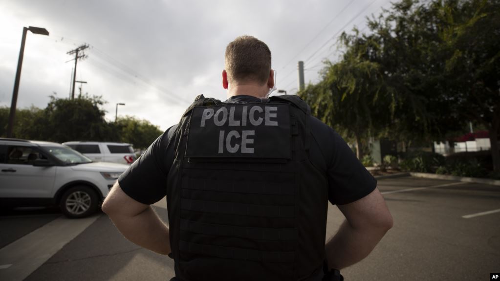 ICE detiene a 680 migrantes indocumentados en Mississippi