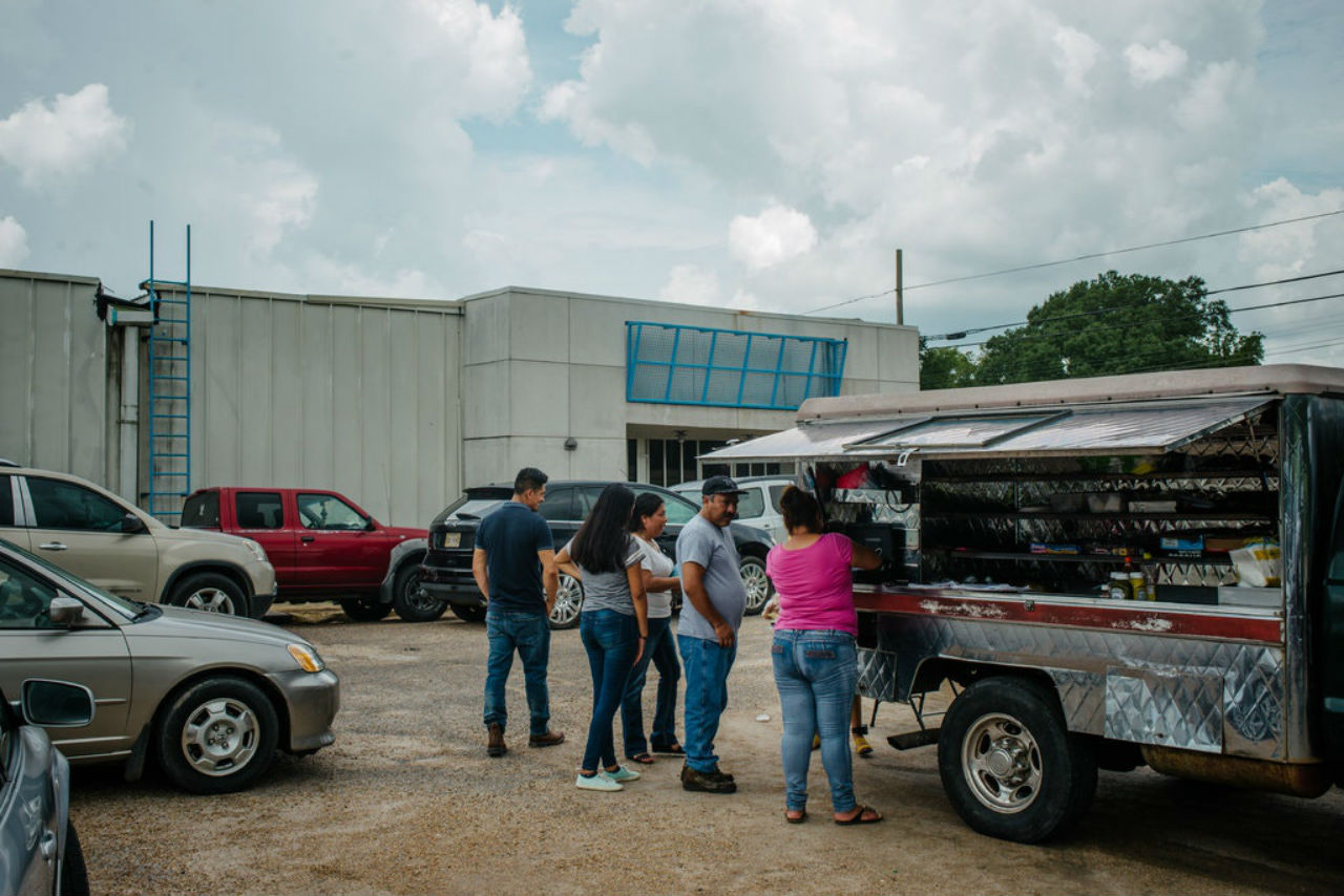 Familiares acudieron a las fábricas para recoger las pertenencias de los migrantes detenidos en Mississipi