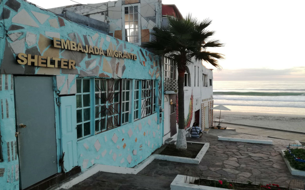 Julia Roberts y James Franco visitan albergue en Tijuana