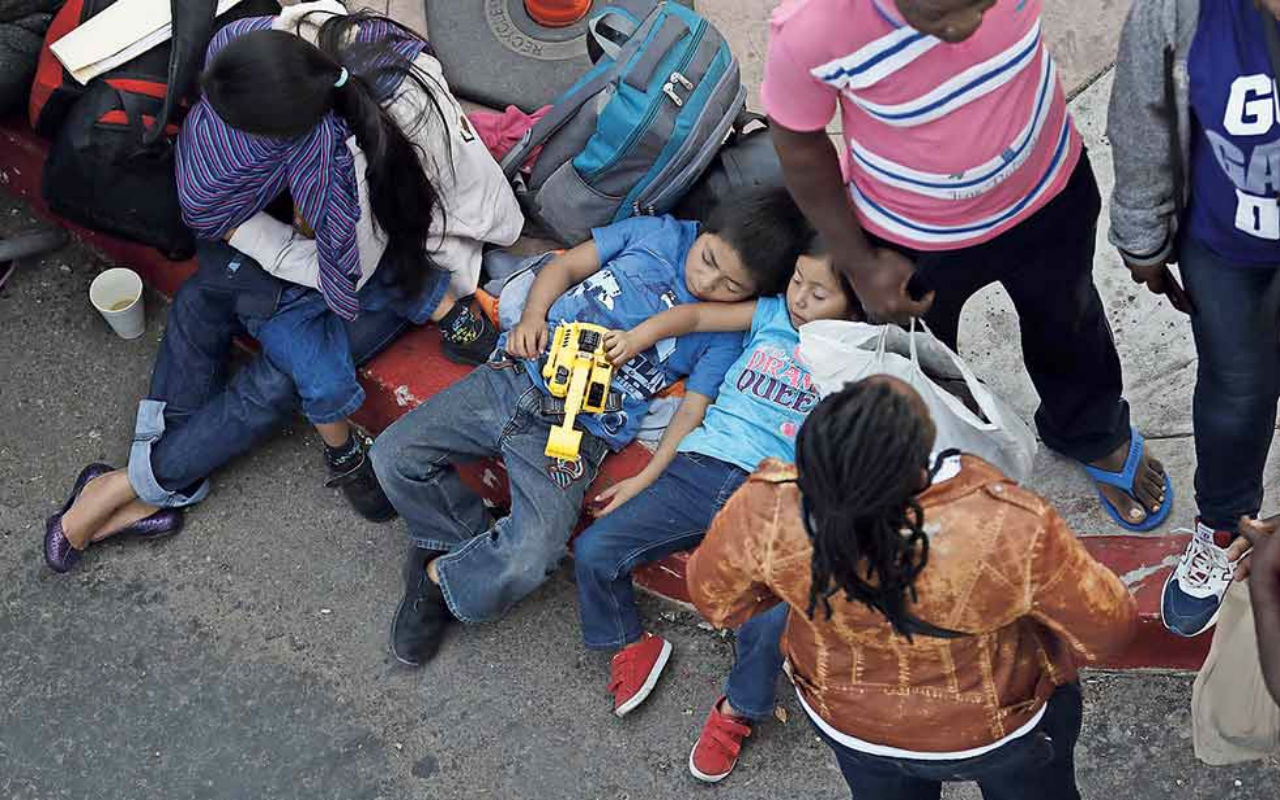 Niños migrantes mueren de gripe en centros de detención; CBP se niega dar vacunas