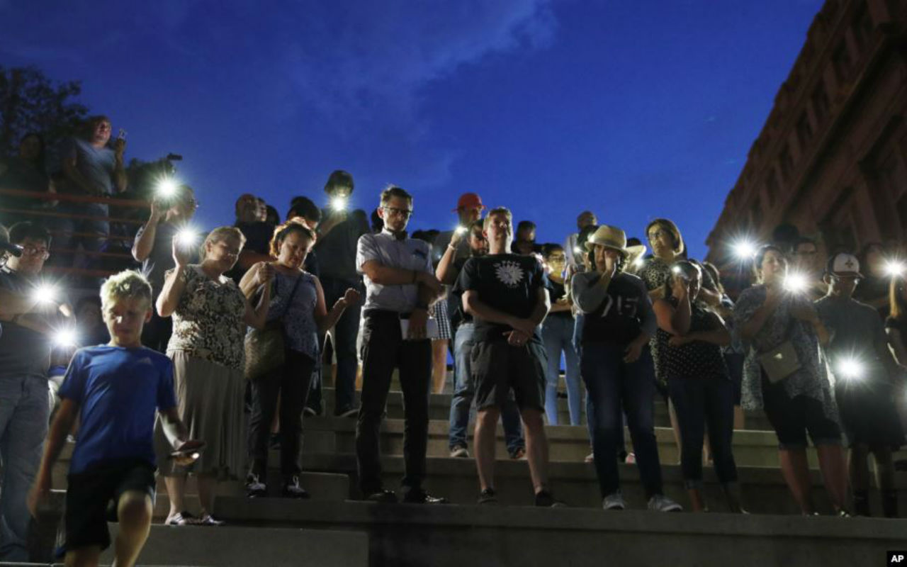 Personas en El Paso, Texas, asisten a una vigilia por las víctimas del tiroteo en un mall de la ciudad, el 3 de agosto de 2019. | Foto: AP / Voz de América