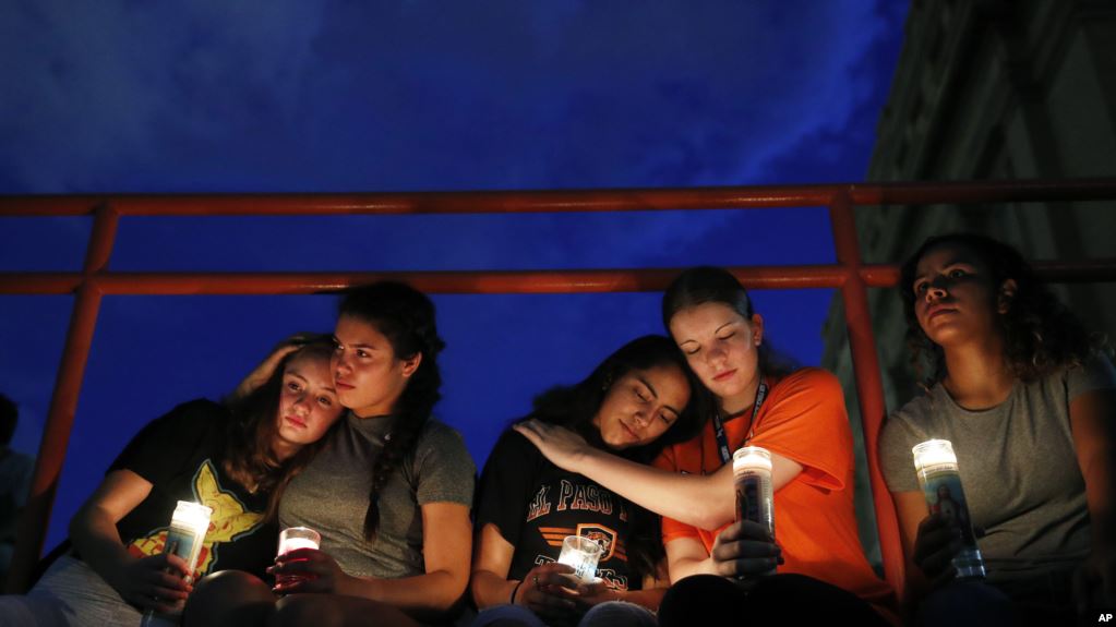 De izquierda a derecha, Melody Stout, Hannah Payan, Aaliyah Alba, Sherie Gramlich y Laura Barrios se consuelan unas a otras durante una vigilia por las víctimas del tiroteo del sábado 3 de agosto de 2019 en El Paso, Texas. | Foto: AP / Voz de América