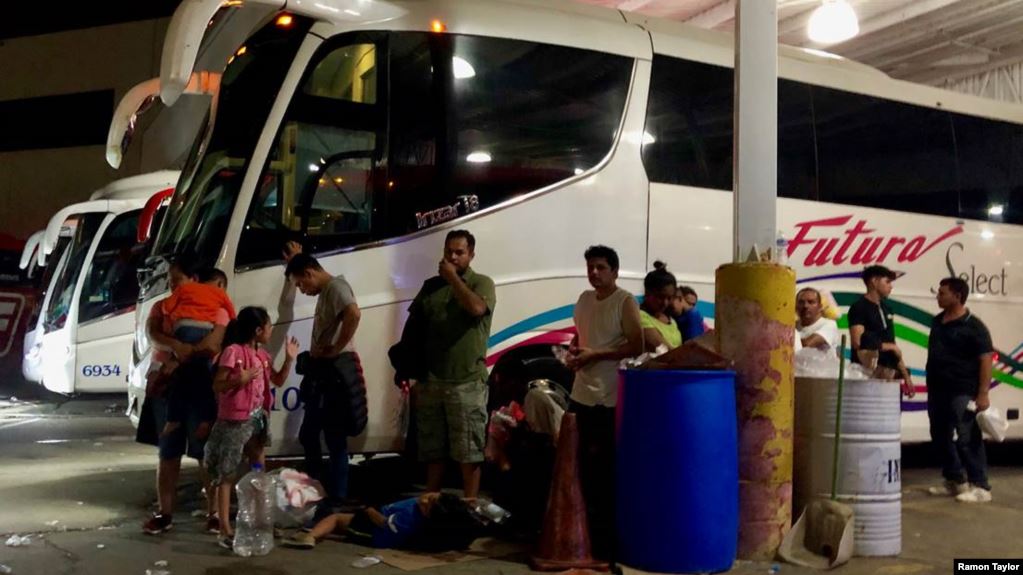 Los 50 migrantes secuestrados tenían permiso para transitar en México. En la foto, migrantes abordan autobuses a Tapachula, Chiapas el 6 de agosto de 2029. | Foto: Voz de América.