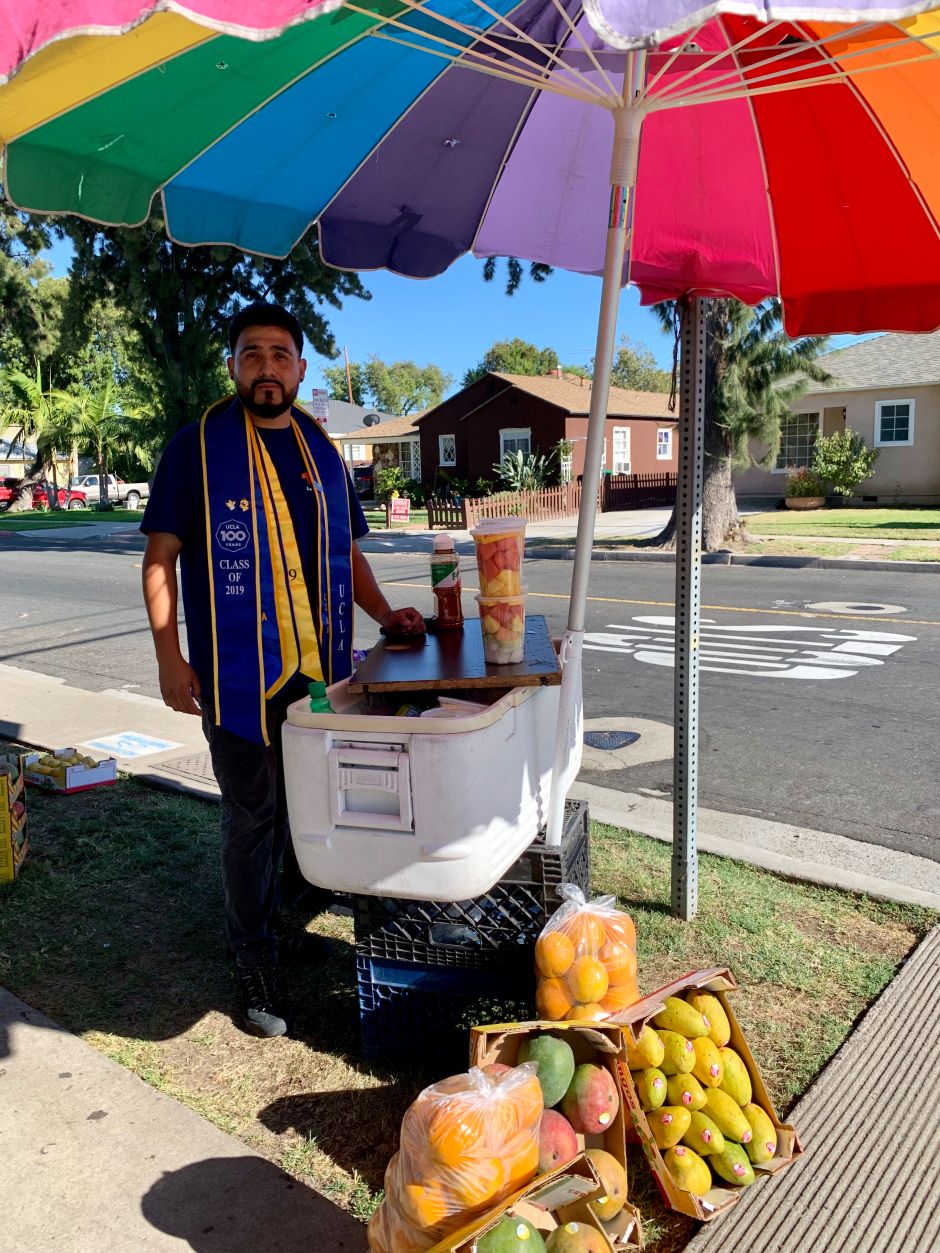Joven DACA que vende fruta se gradúa en la UCLA; desea seguir estudiando leyes de inmigración