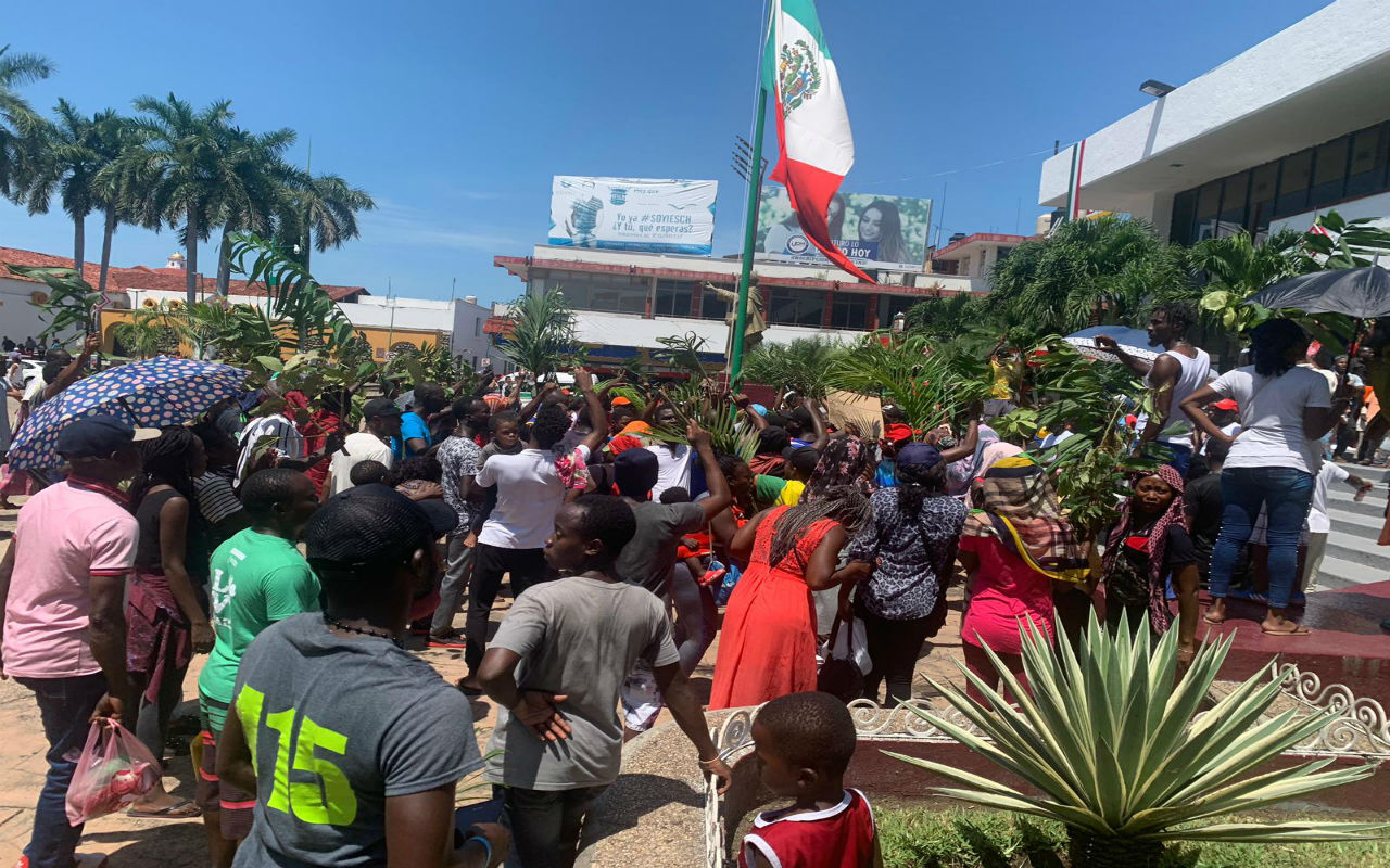 Cerca de 300 africanos marcharon para pedir a las autoridades sus documentos y así seguir con su camino, hacia los Estados Unidos, pues en México pasan precariedad