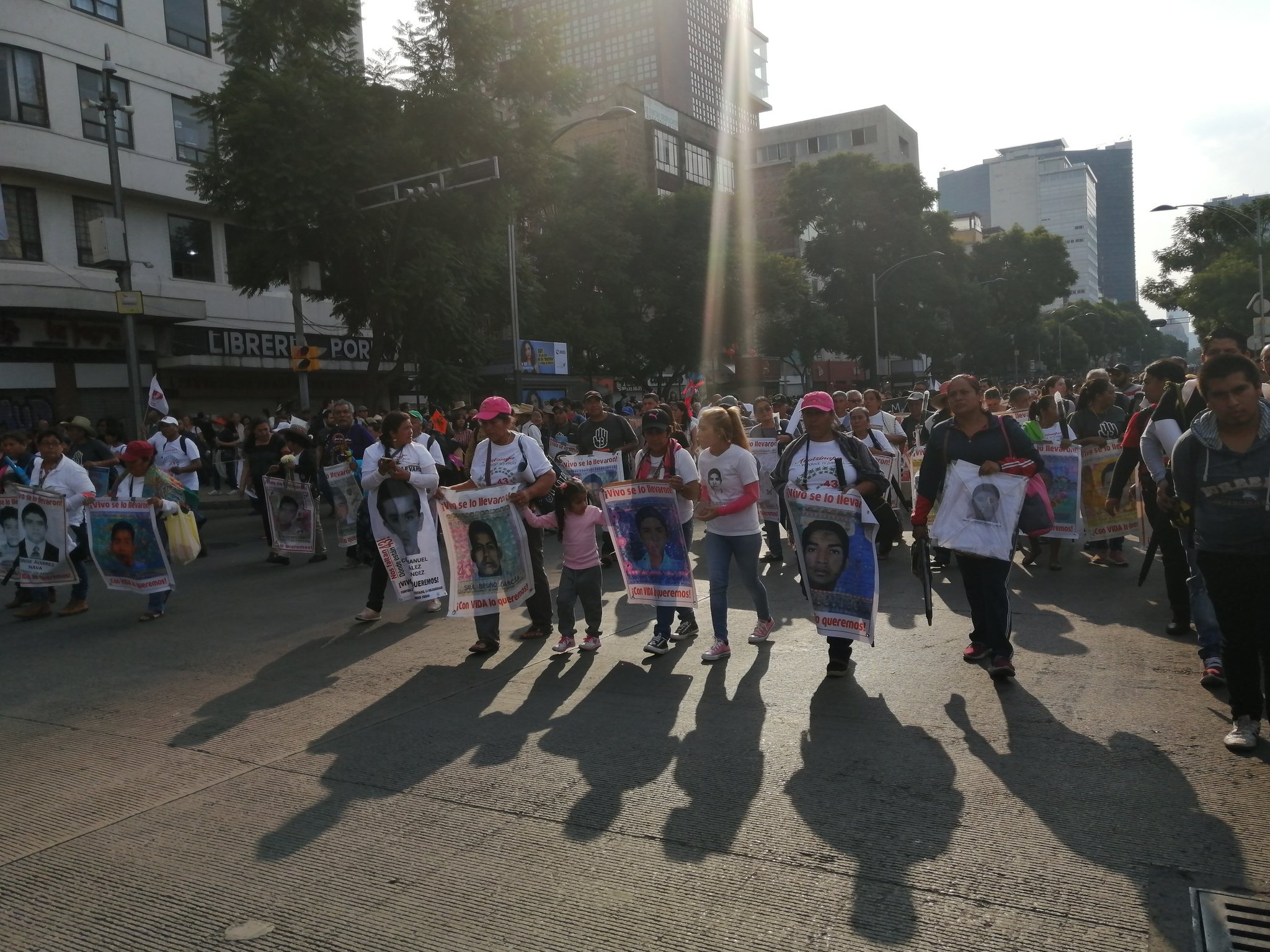 Los padres de los 43 normalistas encabezaron la marcha conmemorativa | Foto: @cencos