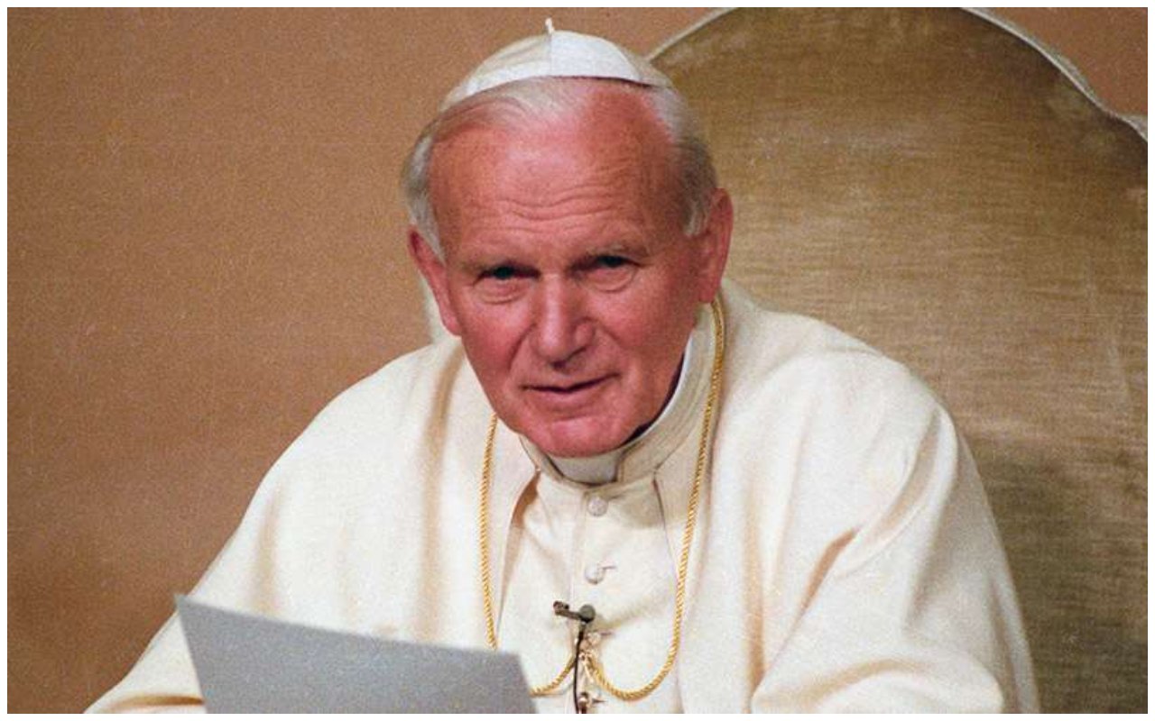El Papa San Juan Pablo II visitó 129 países durante su pontificado y se convirtió en uno de los líderes mundiales que más ha viajado en la historia.