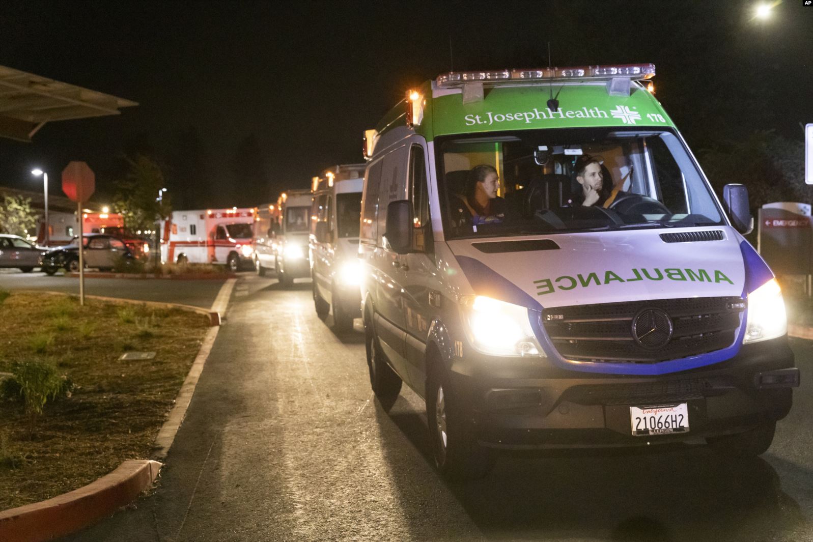 Ambulancias llegan al hospital regional Sutter Santa Rosa para evacuar pacientes, en Santa Rosa, California, el sábado 26 de octubre de 2019. El incendio Kincade obligó a la evacuación obligatoria de casi todos los residentes del condado Sonoma hasta la costa.AP.