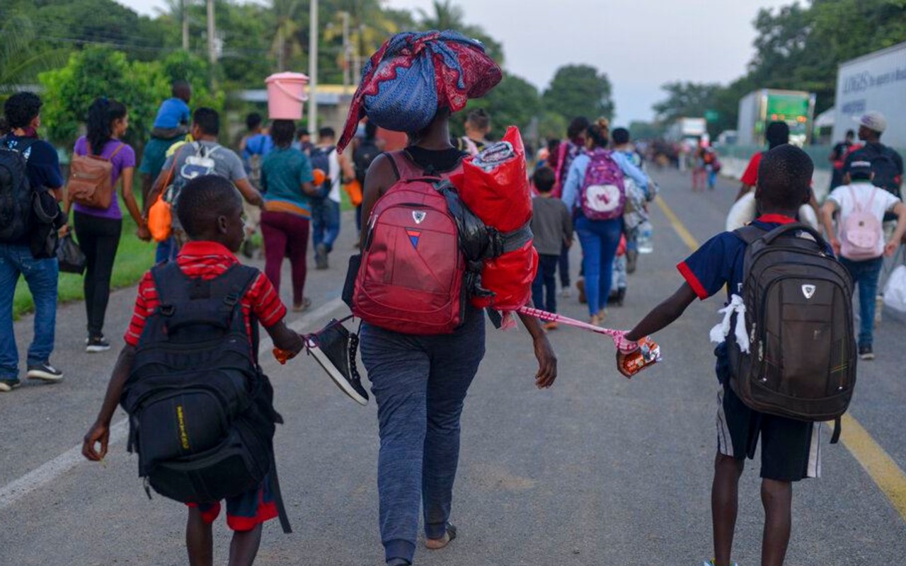 Organizaciones de derechos humanos informaron que la caravana de migrantes centroamericanos, africanos y del Caribe que intentaban llegar a EE.UU. desde Tapachula, estado de Chiapas, fue disuelta por las autoridades mexicanas | Foto: AP/Isabel Mateos.