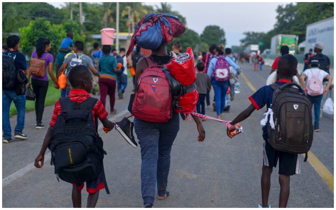Numerosos migrantes de Centroamérica, África y el Caribe caminan en contingente por una carretera rumbo a Huixtla, tras partir de Tapachula, estado de Chiapas, en México, el sábado 12 de octubre, con vistas de pedir asilo al llegar a la fronteras con Estados Unidos. AP