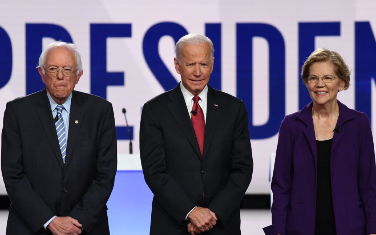 Senadores demócratas Bernie Sanders, Joe Biden y Elizabeth Warren durante el cuarto debate | Foto: AFP