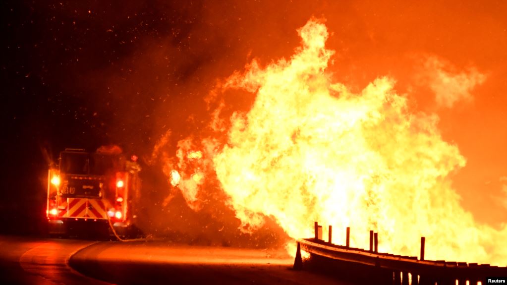 Los bomberos combaten un incendio, mientras un incendio forestal impulsado por el viento continúa ardiendo en Canyon Country, al norte de Los Ángeles, California, EE.UU., el viernes.