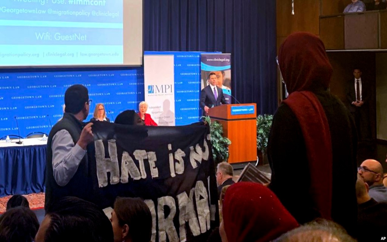 El secretario interino de Seguridad Nacional Kevin McAleenan en el podio durante una conferencia de políticas migratorias, el lunes 7 de octubre de 2019, en Washington. (AP Foto_Colleen Long)