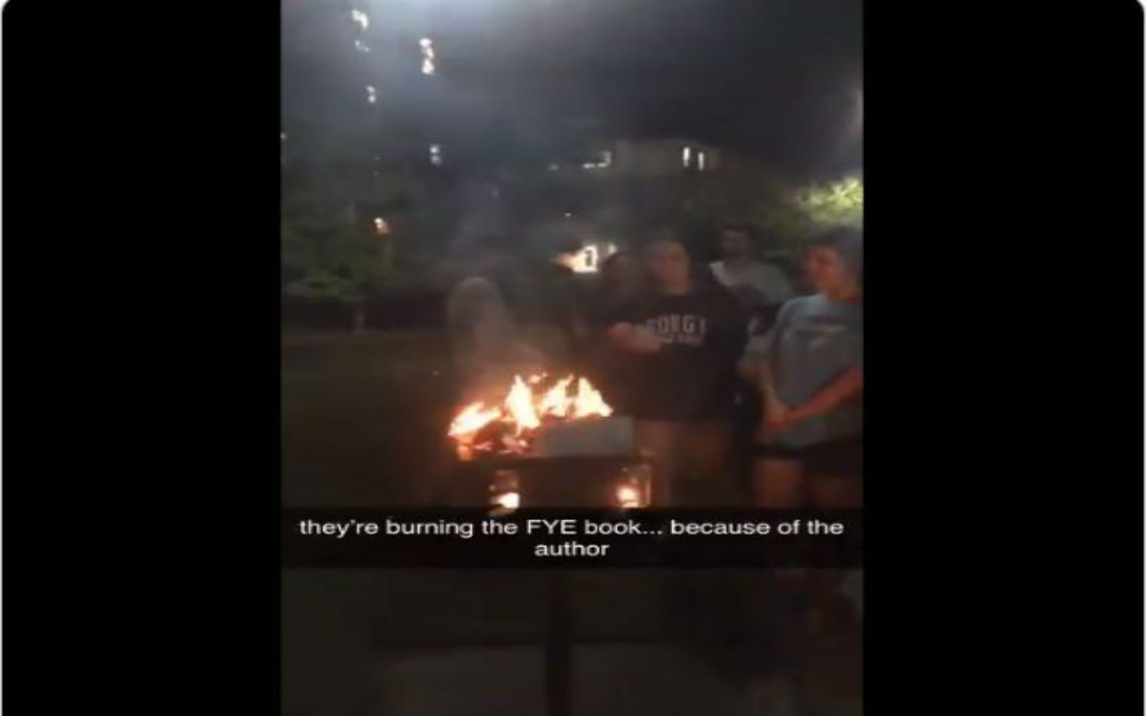 Un grupo estudiantes blancos se reunieron para quemar las copias del libro, hay vídeos donde muestra cómo prenden fuego a las páginas mientras se ríen