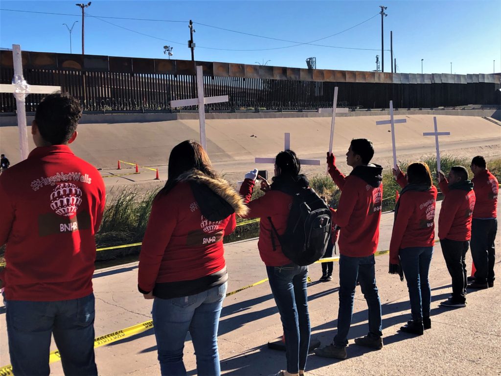 Con cruces blancas honraron a siete niños migrantes que han muerto en centros de retención en Estados Unidos y a las víctimas del tiroteo en Walmart de El Paso, Texas. | Foto: La Verdad