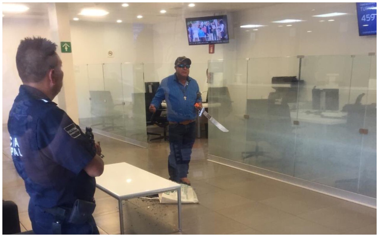 Al verse acorralado por los oficiales, el hombre decidió tomar como rehenes a los clientes del banco.