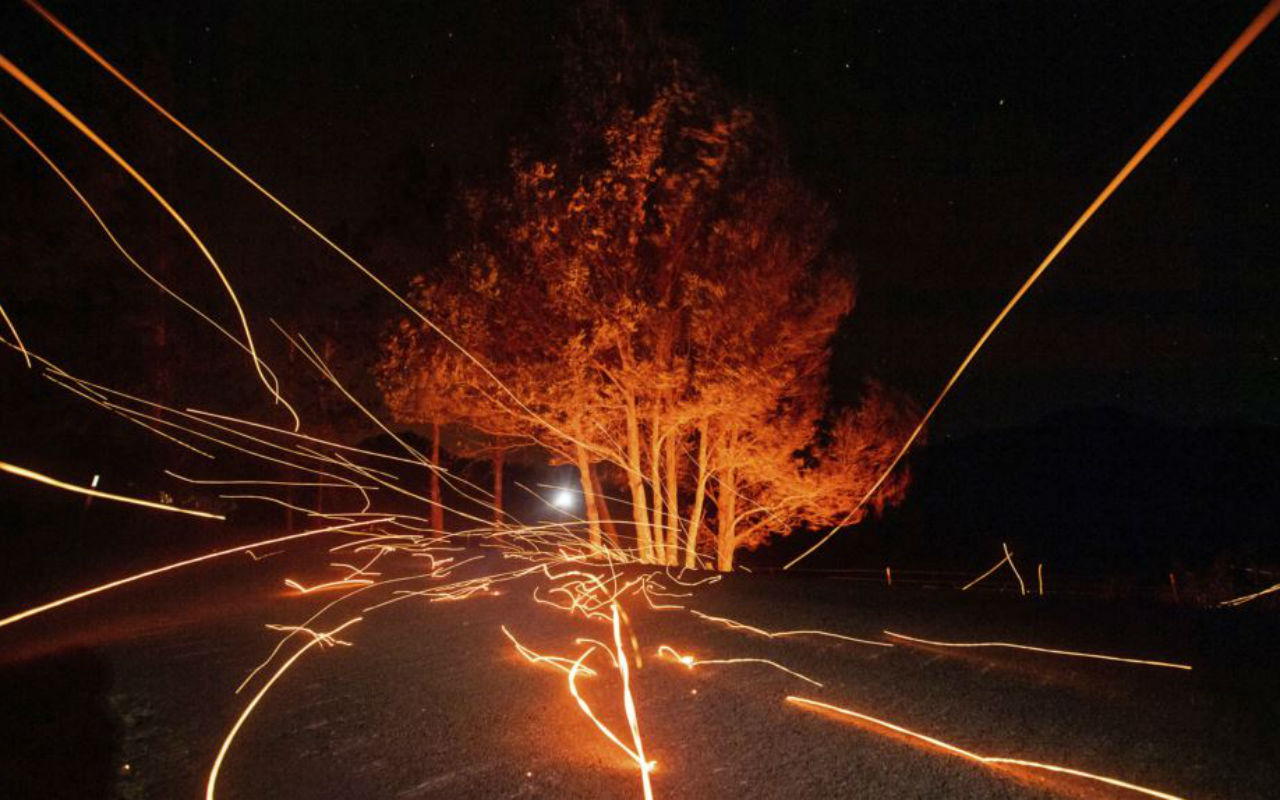 Fuertes vientos avivan las llamas de un incendio forestal en Clayton Rd. en Calistoga, California, el martes, 29 de octubre, de 2019. | Foto: AP / Voz de América