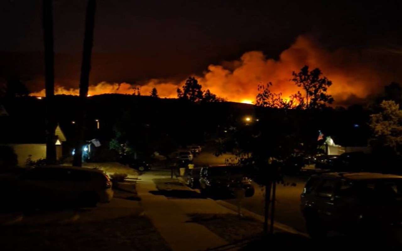 Incendio obliga a miles de personas a evacuar en Los Ángeles; varias casa quedaron destruidas