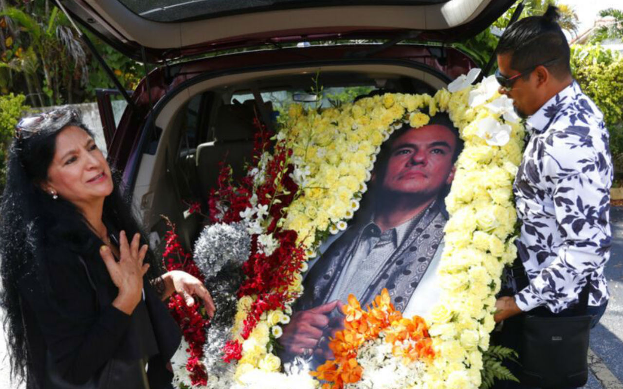 Familiares y celebridades despiden a José José en funeraria de Miami