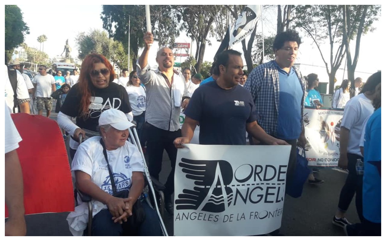 Según testigos, decenas de soldados y miembros del INM entraron a la fuerza a las oficinas de Border Angels para detener al director Hugo Castro.