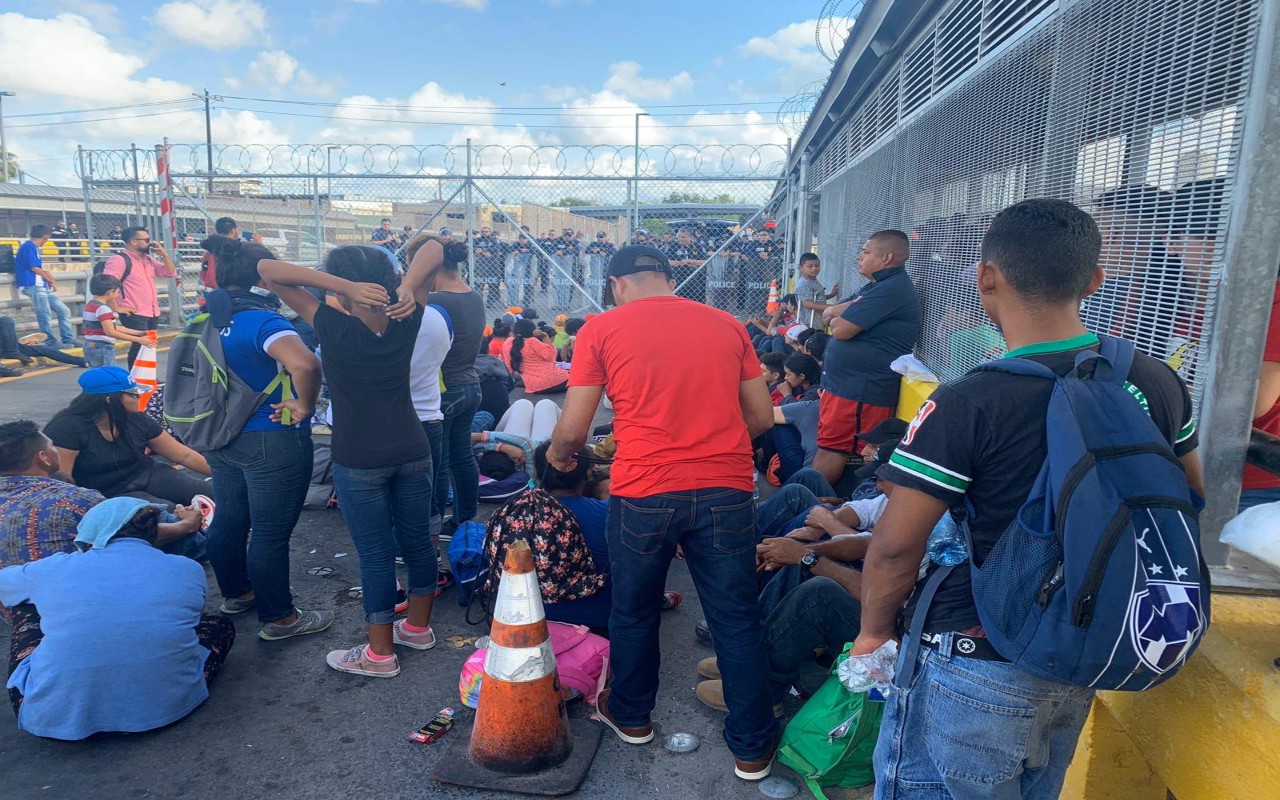 Migrantes tomaron el Puente Internacional Nuevo en Matamoros; piden acelerar sus trámites para llegar a E.U