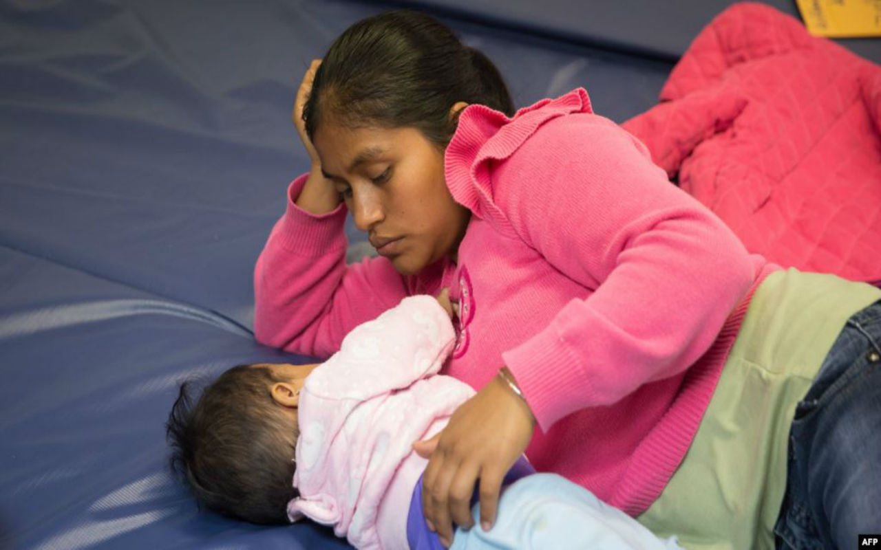 Una mujer guatemalteca y su pequeña hija que buscan asilo pasan el tiempo en un centro de ayuda de Catholic Charities, en Texas