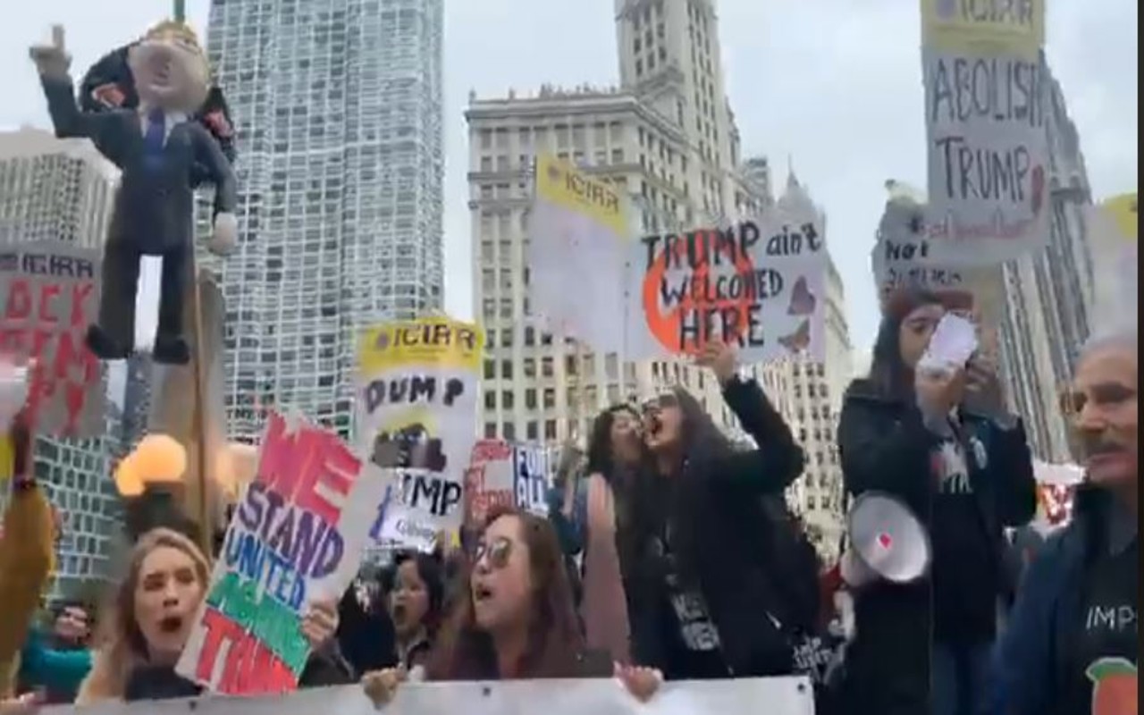 Protestas a las afueras del hotel Trump en Chicago por la visita del presidente estadounidense