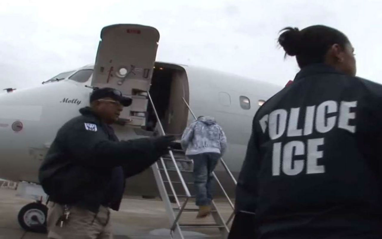Segovia ya se encontraba en un avión de Arizona para ser deportado, pero funcionarios de inmigración le otorgaron un aplazamiento temporal de cinco días