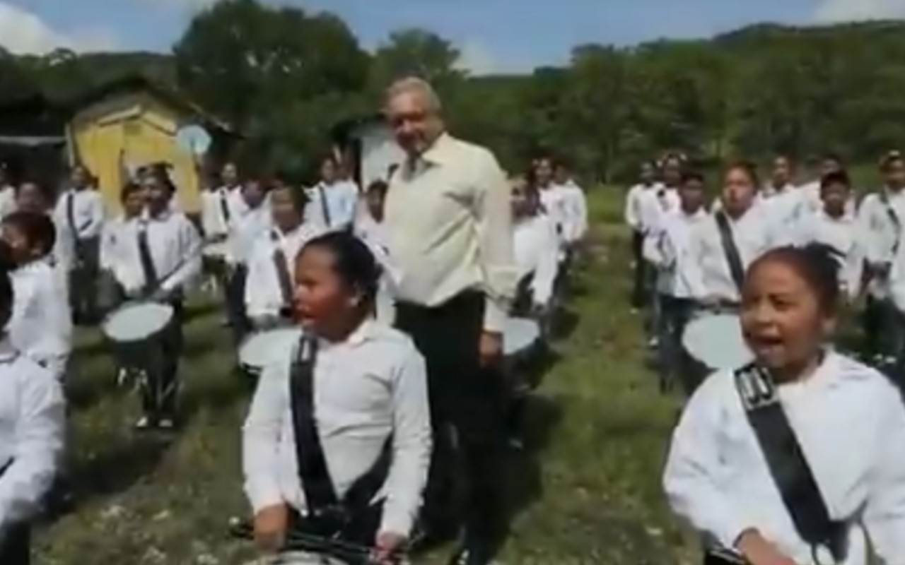 Después de que el vídeo circulará en las redes sociales, internautas se mostraron molestos, pues dijeron que era una medida de adoctrinamiento para los niños de Oaxaca