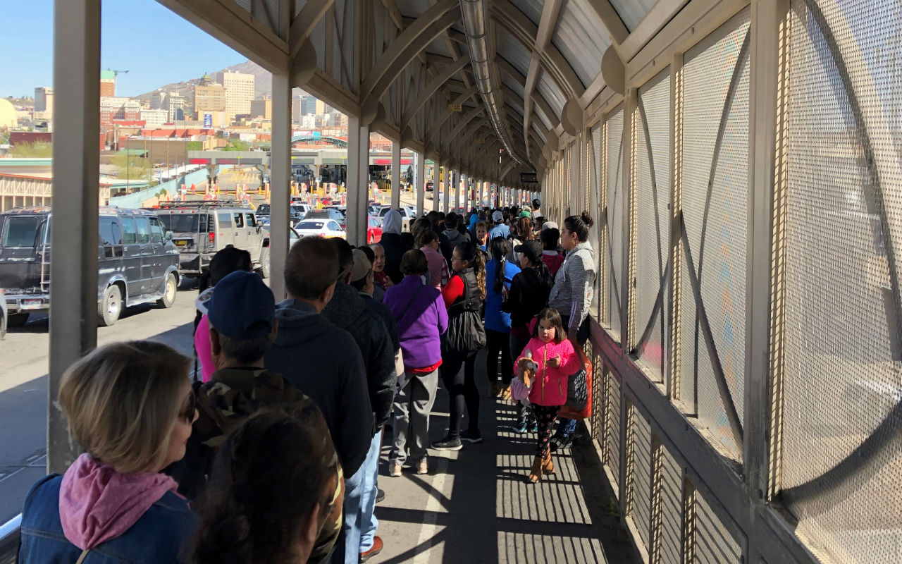 RONTERIZOS EN EL CARRIL PEATONAL DEL PUENTE PASO DEL NORTE EN ESPERA DE CRUZAR A EL PASO, TEXAS. FOTOGRAFÍA: LA VERDAD