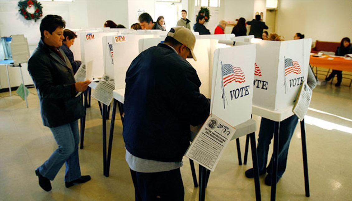 Los latinos representan el 39% de la población en California. Por eso, su participación en las votaciones es crucial.