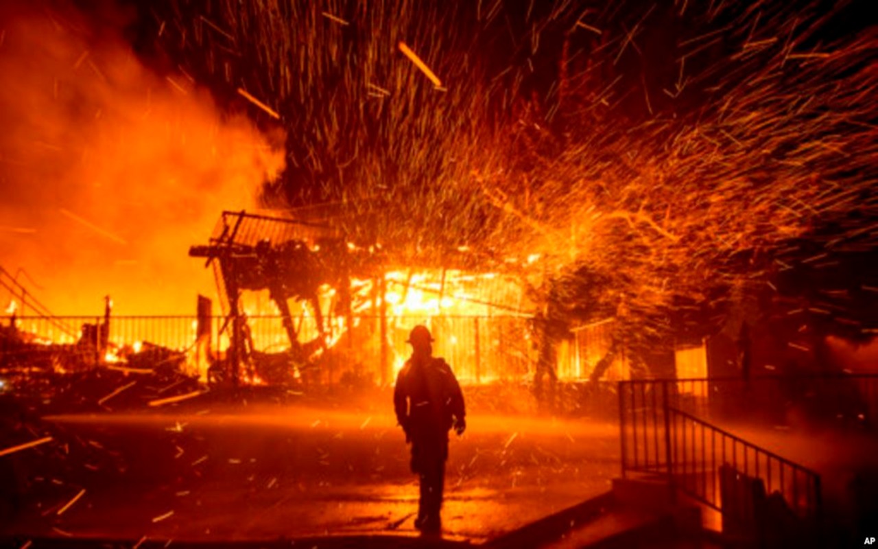Diez incendios forestales activos en California/Voz de América