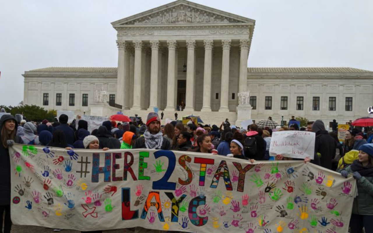 Decenas de personas se reunieron frente a la Corte Suprema de Justicia de Estados Unidos, en Washington DC, este martes para apoyar a los demandantes de la suspensión del DACA | Foto: Voz de América