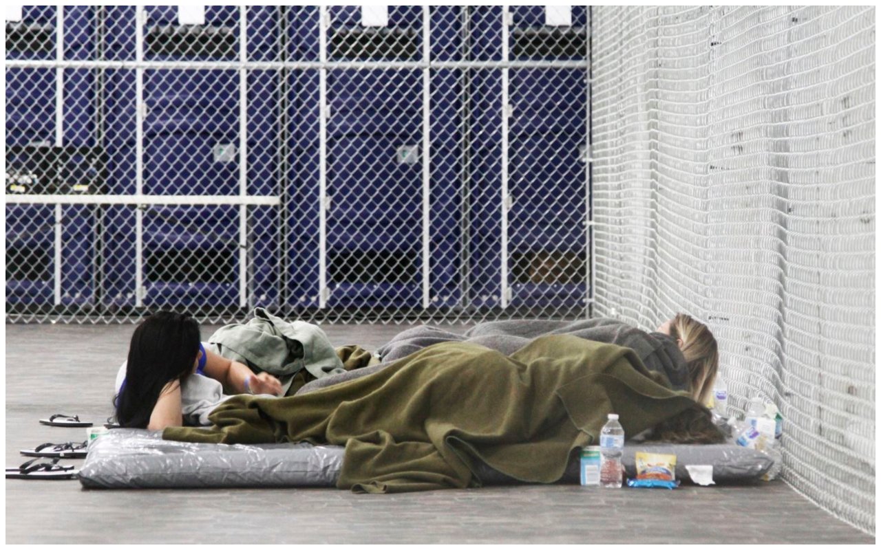 Migrantes detenidos en una jaula con aire acondicionado en un centro de detención sin tecnología de la Patrulla Fronteriza en Tornillo, Texas, el jueves 15 de agosto de 2019.