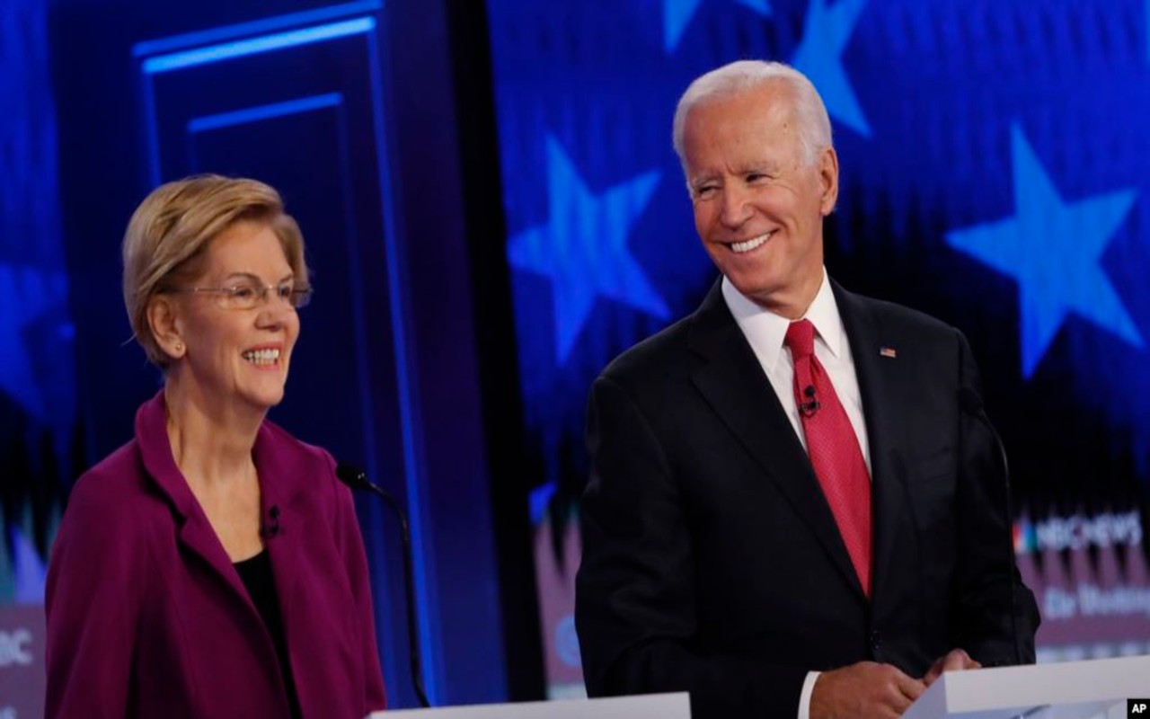 El ex vicepresidente Joe Biden y la senadora Elizabeth Warren durante el debate entre los precandidatos demócratas a la Casa Blanca el 20 de noviembre de 2019.