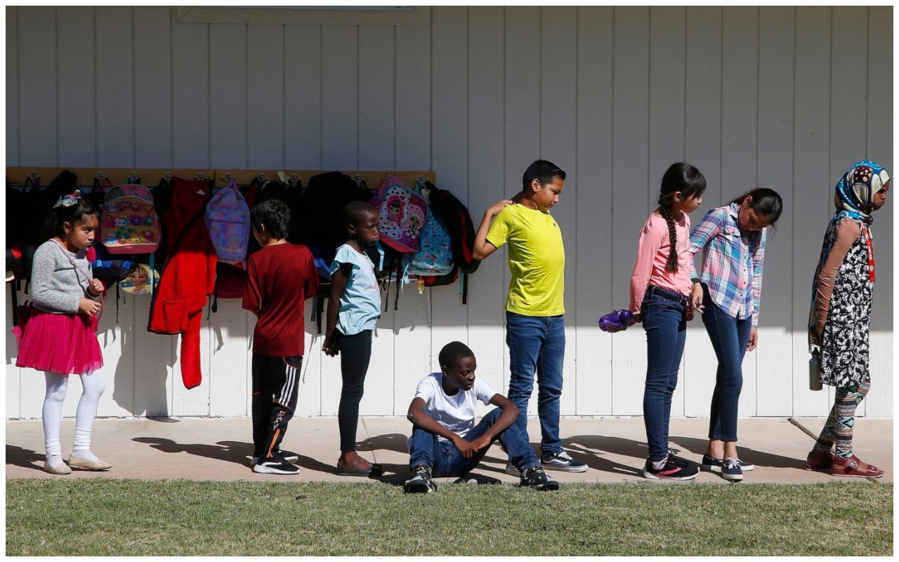 Niños refugiados de todo el mundo están aprendiendo inglés y las costumbres del aula estadounidense que necesitan para tener éxito en las llamadas escuelas para recién llegados.