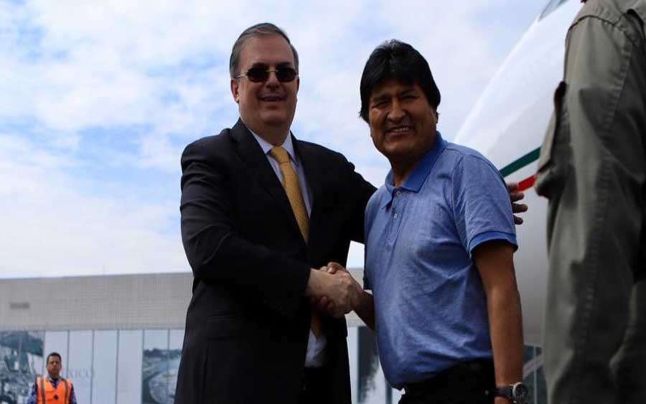 Marcelo Ebrard, secretario de Relaciones Exteriores de México, saluda a Evo Morales a su llegada a territorio mexicano. Crédito_ Secretaría de Relaciones Exteriores de México.