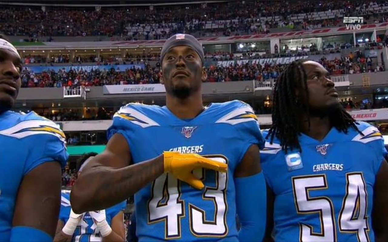 Michael Davis el único jugador de los Chargers que hizo honores a la bandera mexicana