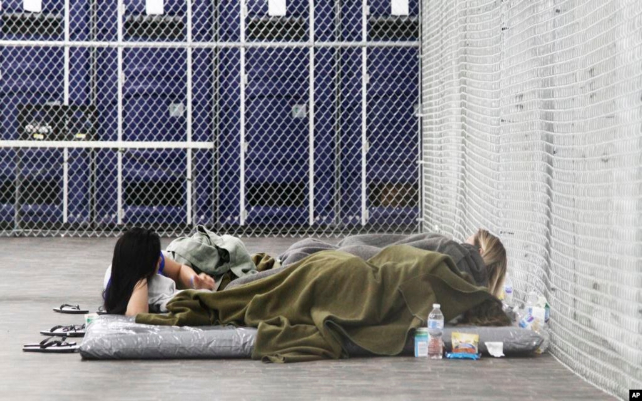 Migrantes detenidos en una jaula con aire acondicionado en un centro de detención de la Patrulla Fronteriza en Tornillo, Texas, el jueves 15 de agosto de 2019.