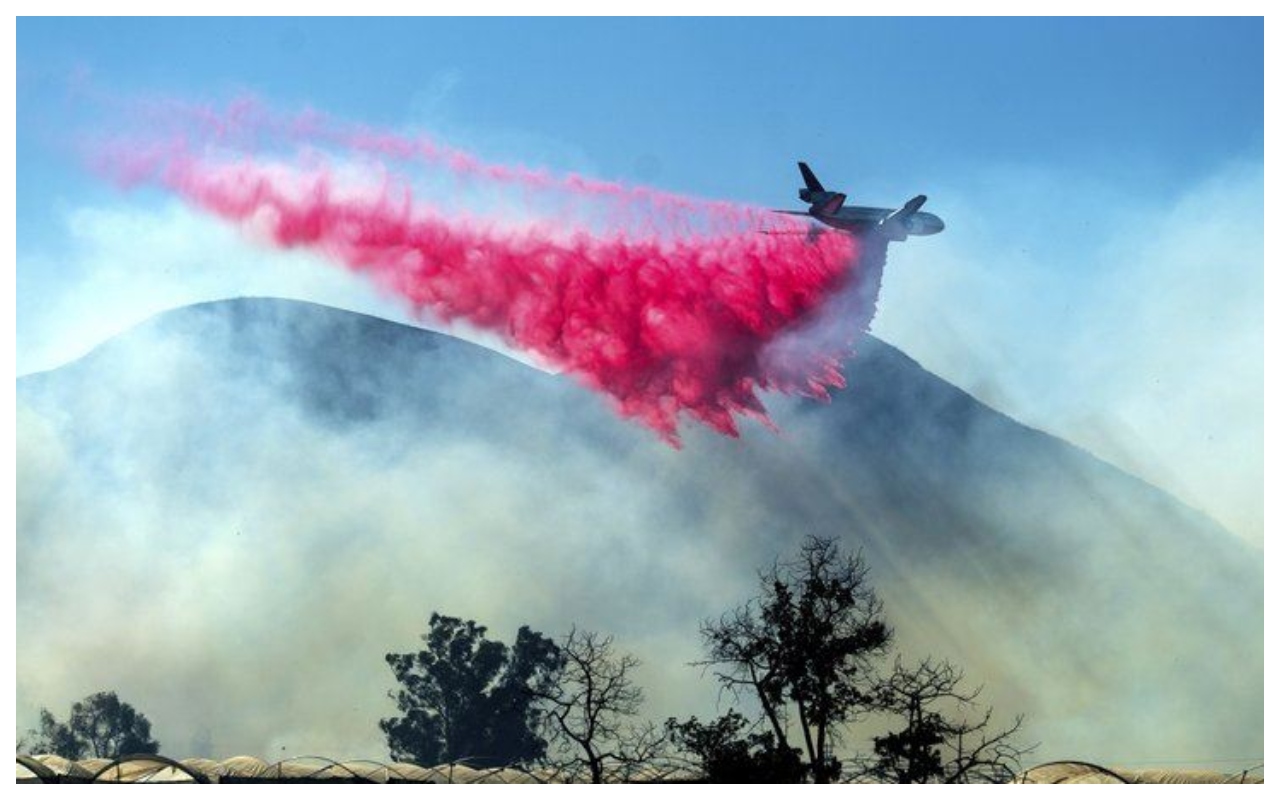 Según el Departamento de Bomberos del Condado de Ventura, el incendio forestal arrasó más de 8,000 acres y destruyó al menos dos estructuras.