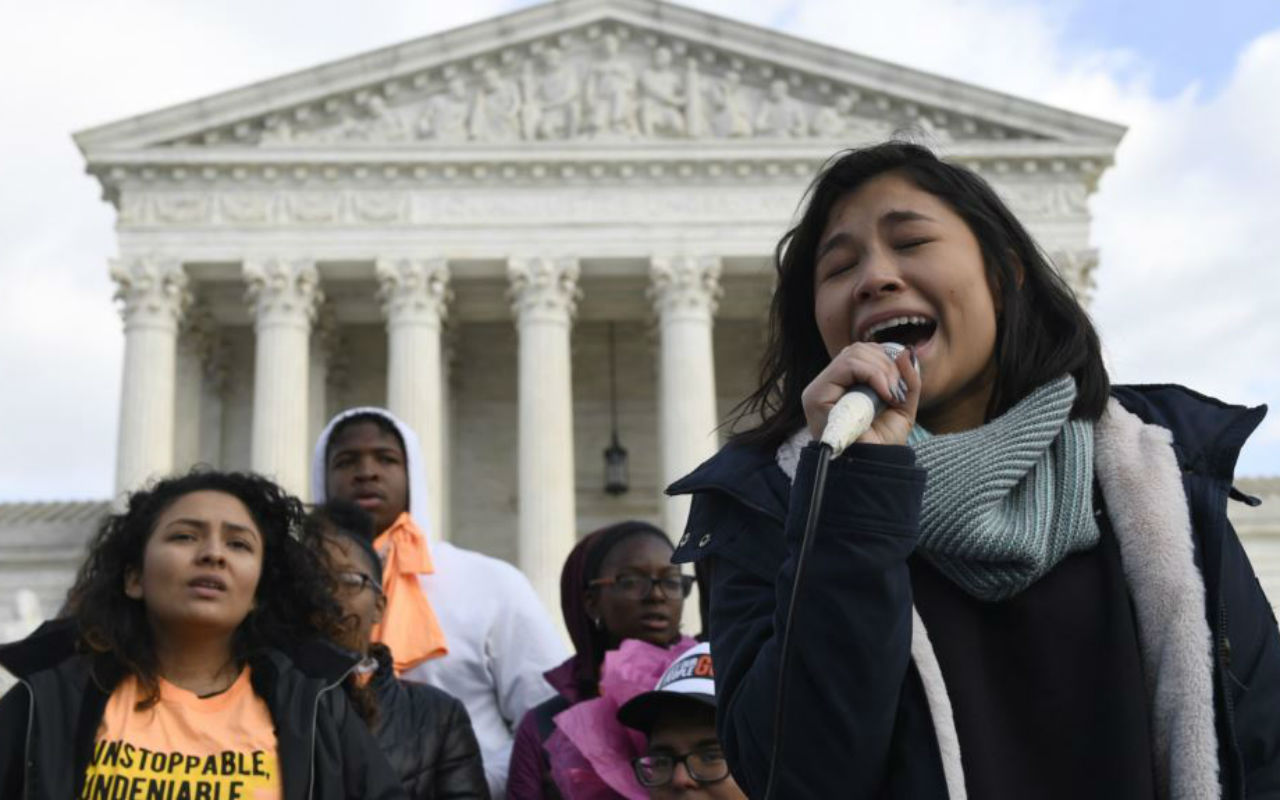 Una protesta frente a la Corte Suprema de Estados Unidos en Washington, el 8 de noviembre del 2019. | Foto: Voz de América / AP /Susan Walsh