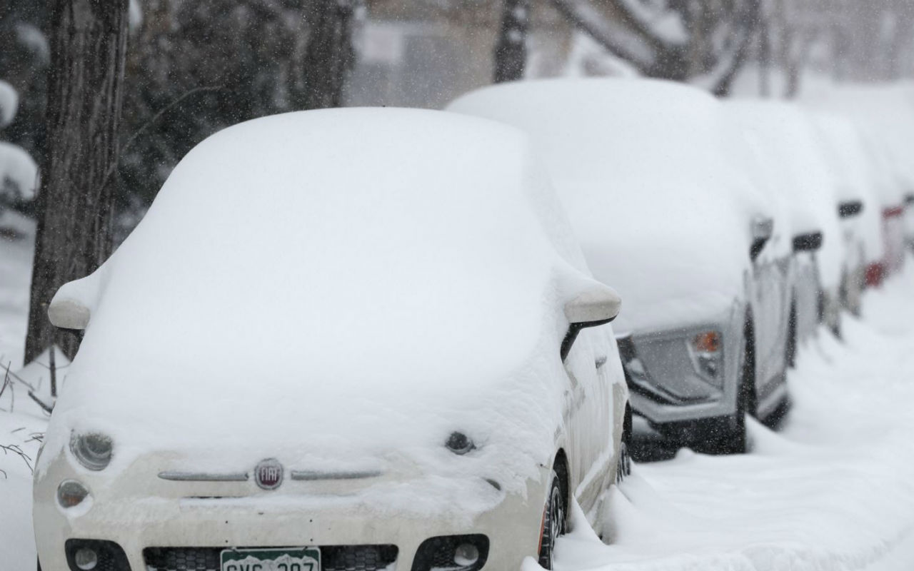 Una tormenta de nieve sepultó vehículos y llenó las carreteras en Colorado el 26 de noviembre de 2019. | Foto: Voz de América / AP