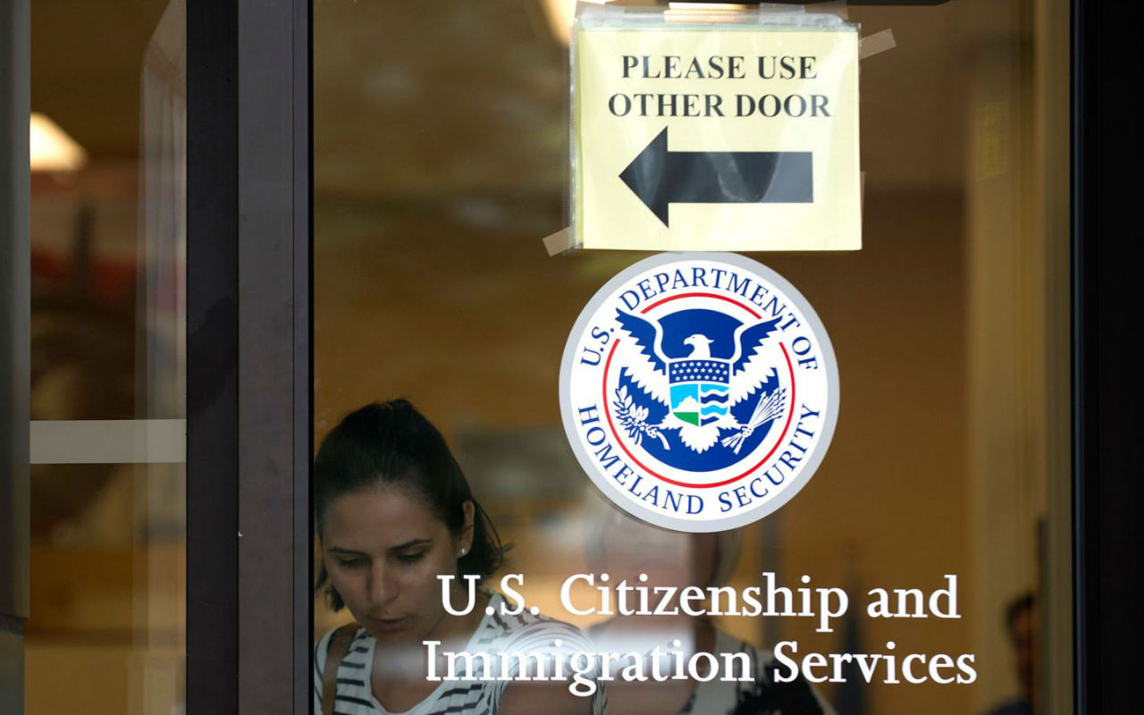 Aunque Trump haya dicho que quieren trabajadores migrantes con papeles, USCIS les ha puesto varias trabas | Foto: Reuters / Voz de América