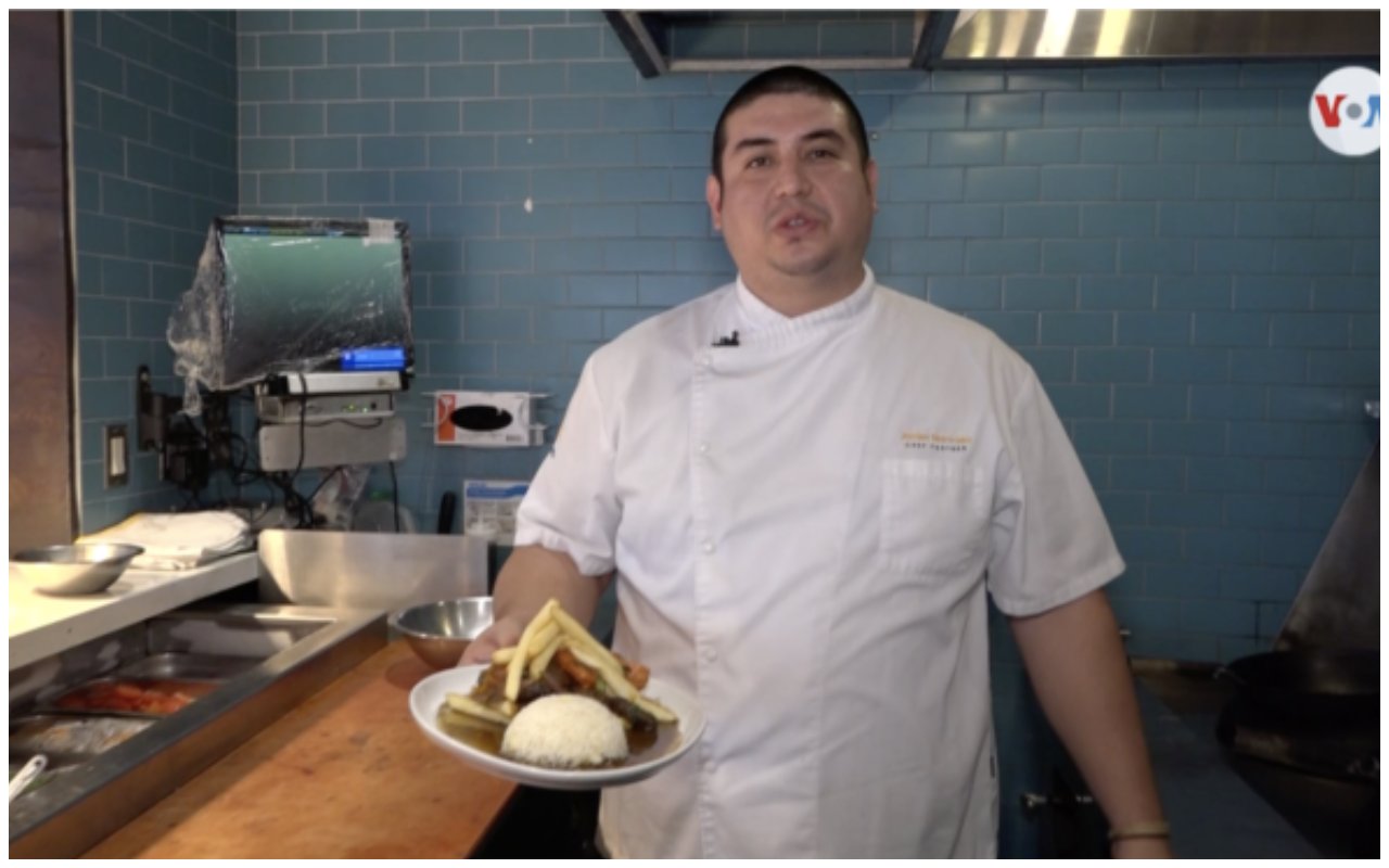 El chef Javier Narvaez enseña una receta alternativa para el día de Acción de Gracias