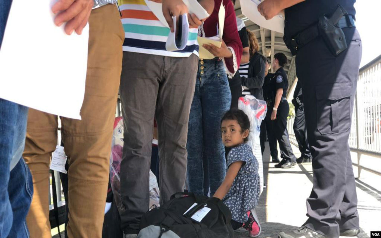 Miles de solicitantes de asilo en EEUU están varados en la frontera con México desde que la administración Trump decidió imponer este programa. | Foto: Voz de América.