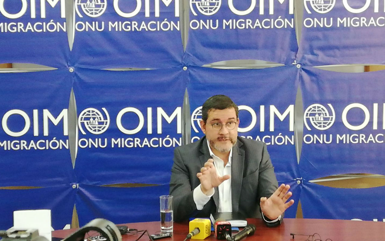 El jefe de la misión de para Guatemala, El Salvador y Honduras, Jorge Peraza, ofrece pormenores de cómo la OIM acompaña al acuerdo migratorio Guatemala-EE.UU | Foto: Voz de América