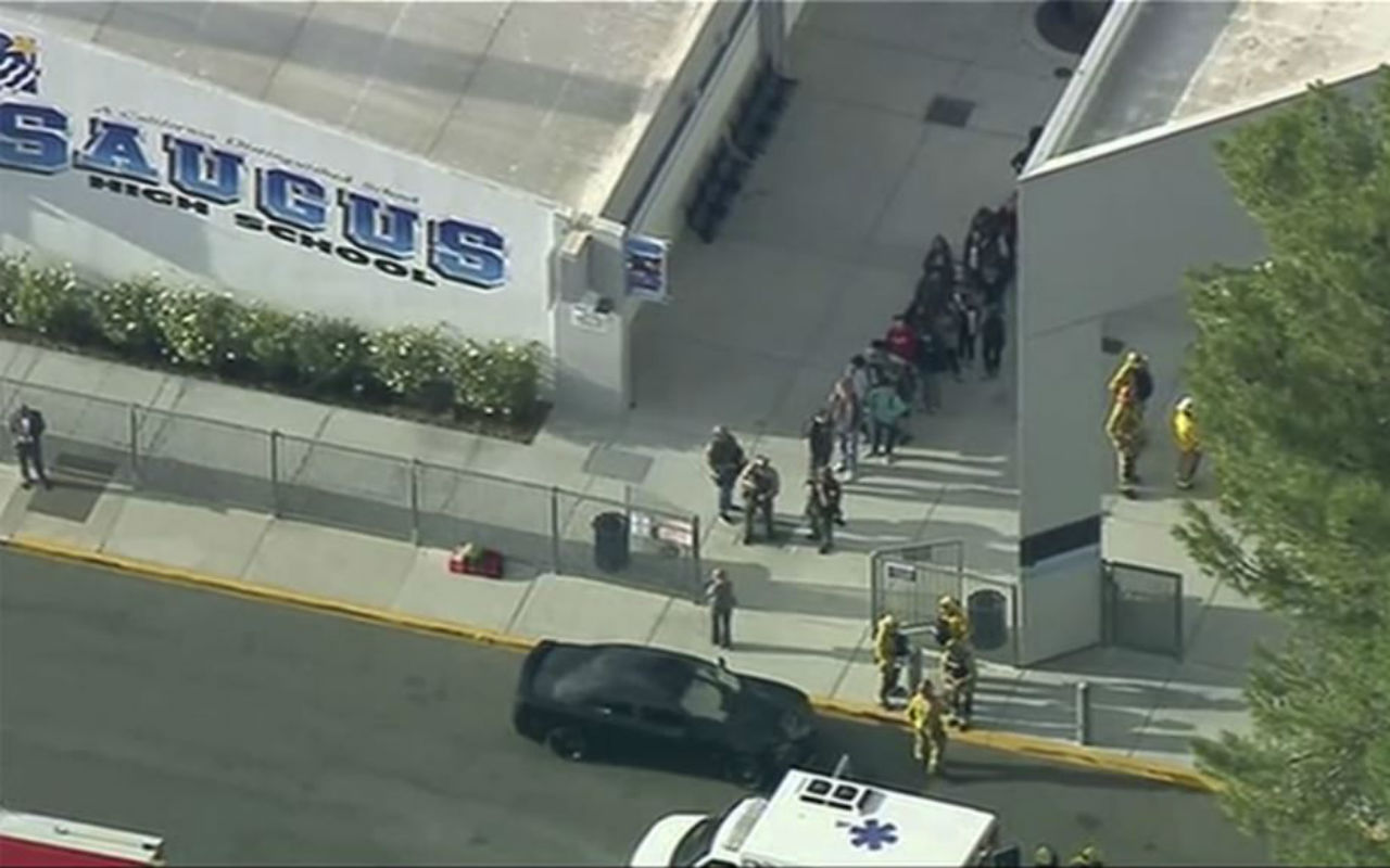 La gente sale de la escuela secundaria Saugus después de los informes de un tiroteo, el jueves 14 de noviembre de 2019, en Santa Clarita, California. | Foto: Voz de América / AP