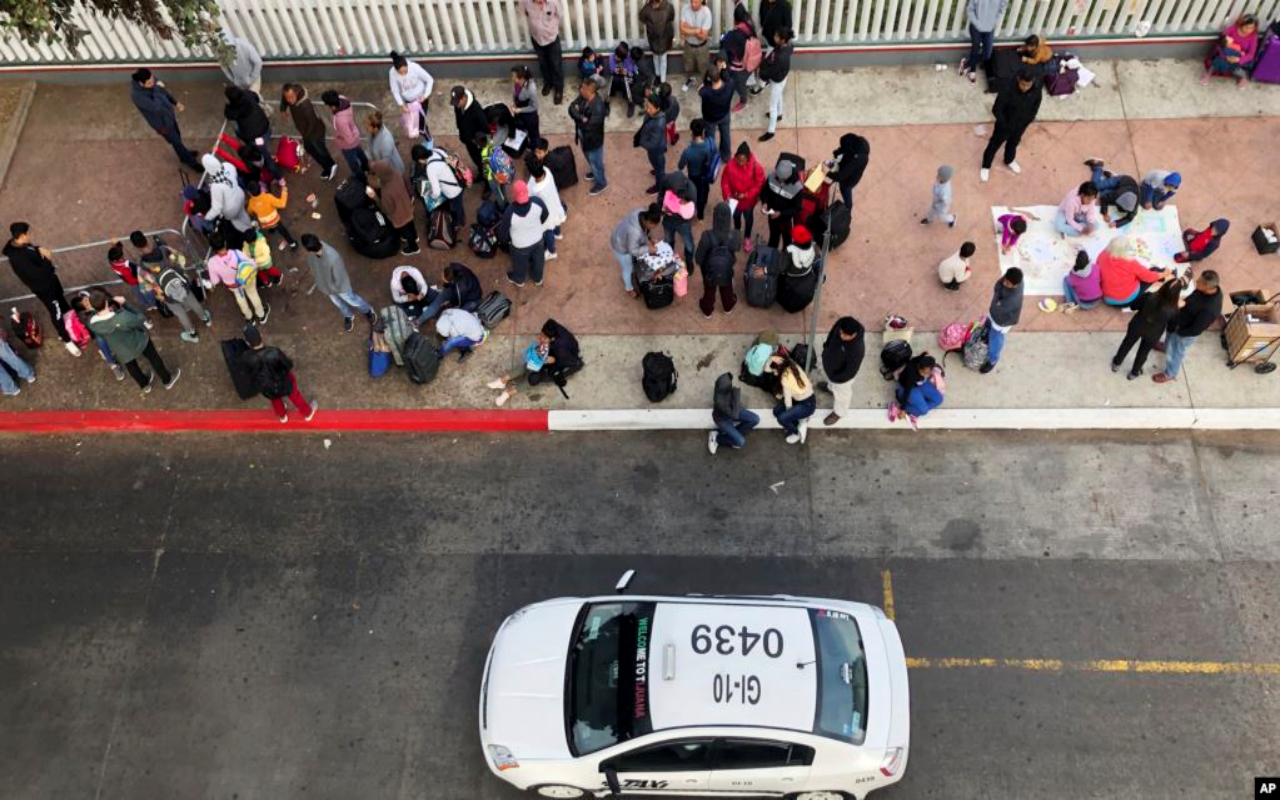 La Oficina de Aduanas y Protección Fronteriza dijo que el programa de envío de solicitantes de asilo a Texas, y luego a México, ya está “operando totalmente” en toda la frontera.