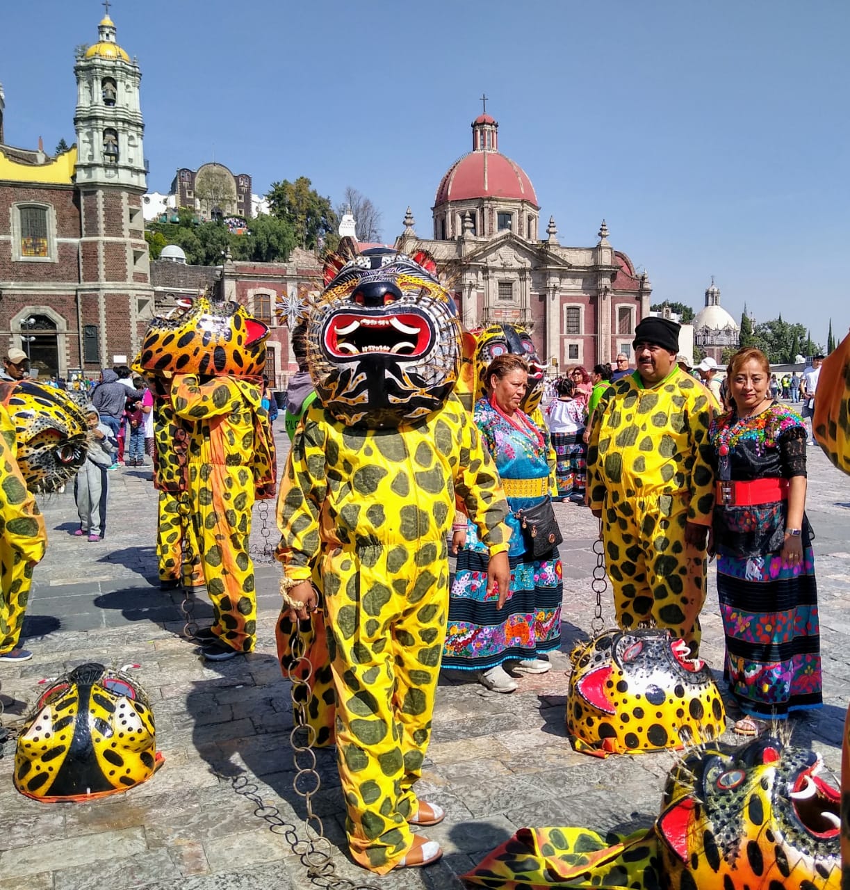 tradicionales tigres de Chilapa, afuera de la Basílica