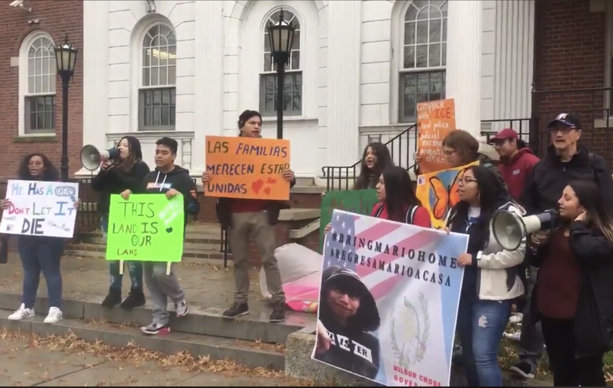 Estudiantes y profesores se solidarizan con estudiante detenido por ICE